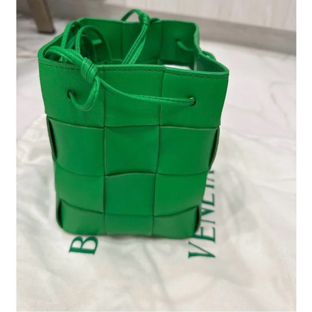 Bottega Veneta Napa Maxi Intrecciato Cassette Bucket Bag in Parakeet